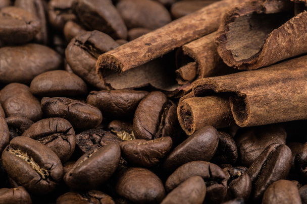コーヒー豆袋の繊維にシナモンスティック - 写真・画像