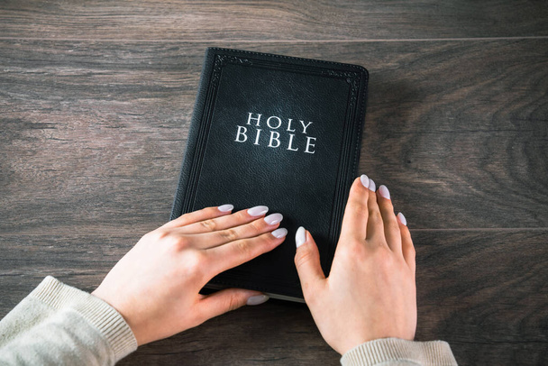 Women's hands on the bible. Believe - Φωτογραφία, εικόνα