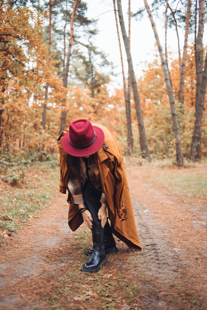 帽子の男と秋の森のブーツ  - 写真・画像