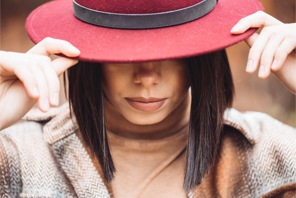 портрет молодой женщины в шляпе и красной помаде.  - Фото, изображение