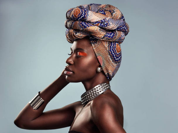 Чорна жінка в африканській тюрбані, моді і красі з гримом, ізольованим на студійному фоні. Природна косметика, профіль обличчя і жіноча модель з традиційними обгортками голови, макетами простір і стиль. - Фото, зображення