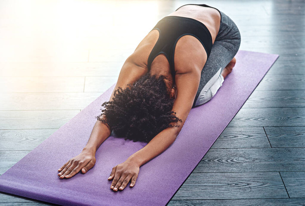 Yoga, Workout und Wellness mit einer Frau im Studio auf einer Gymnastikmatte für innere Ruhe oder Entspannung. Gesundheit, Fitness und Zen mit einer Sportlerin oder einem Yogi im Kindesalter für Gleichgewicht oder Achtsamkeit. - Foto, Bild