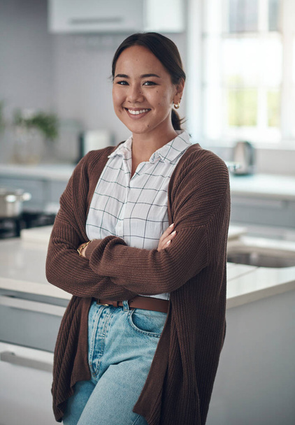 Ready for a carefree, homey day. Portrait of a young woman standing with her arms crossed in the kitchen at home - Fotoğraf, Görsel