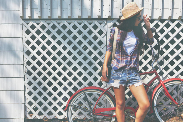 Ее немного свободы. красивая молодая женщина на велосипеде в парке - Фото, изображение