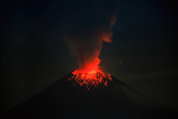 Cráter del Volcán Popocatepetl Erupción Visto desde Puebla, México - Foto, imagen