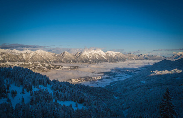 Horské lyžařské středisko Nassfeld u Hermagoru, Rakousko - ranní pohled na dobře upravené sjezdovky bez lidí. Leden 2022 - Fotografie, Obrázek