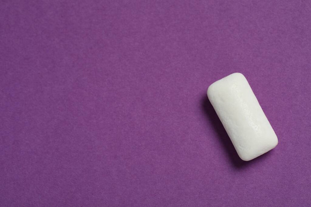 Tasty white chewing gum on purple background, top view. Space for text - Zdjęcie, obraz