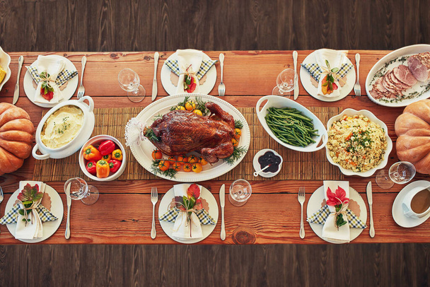 Buď vděčný za to, co máš. Vysokoúhlý záběr jídelního stolu s překrytím textu - Fotografie, Obrázek