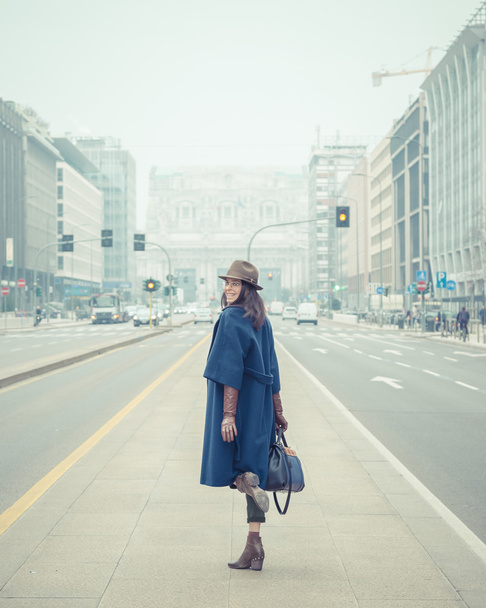 Beautiful young brunette posing in the city streets - Valokuva, kuva