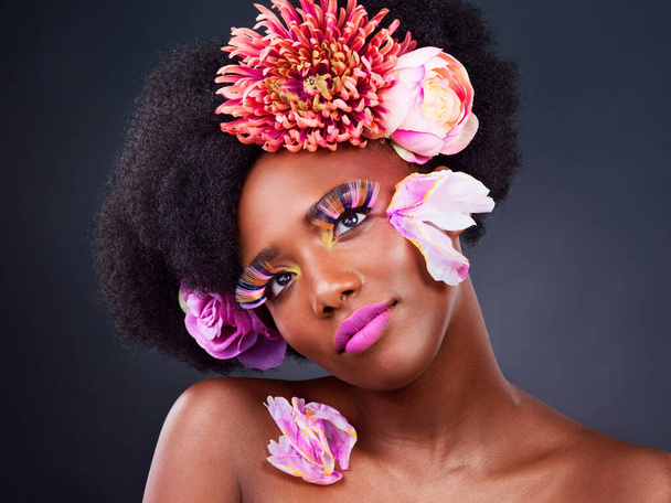 Laissez votre amour pour les fleurs être votre inspiration. Studio plan d'une belle jeune femme posant avec des fleurs dans ses cheveux - Photo, image