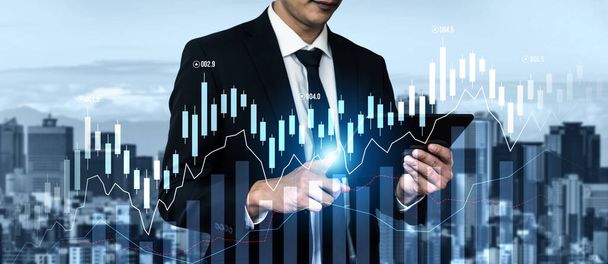 Businessman analyst working with digital finance business data graph showing technology of investment strategy for perceptive financial business decision. Digital economic analysis technology concept. - Foto, imagen