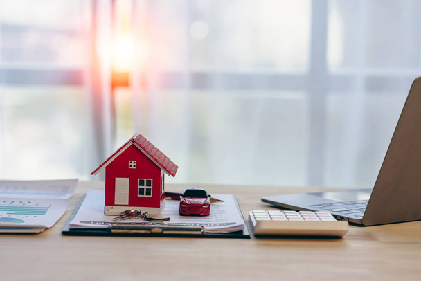 Home Insurance Konzept, Laptop-Attrappe auf dem Tisch, Immobilienkreditvertrag bestätigt, Immobilienkredit. - Foto, Bild