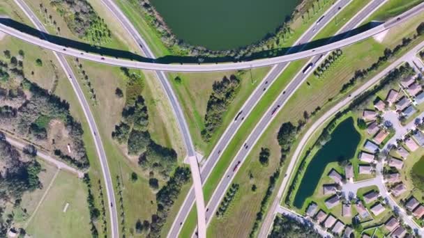 Aerial view of freeway overpass junction with fast moving traffic cars and trucks in american rural area. Interstate transportation infrastructure in USA. - Filmagem, Vídeo