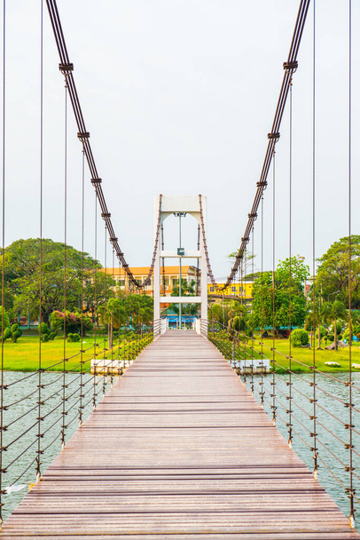 Závěsný most v Nong Somboon Lake, Thajsko. - Fotografie, Obrázek