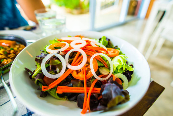 Plantaardige salade op een witte schotel, Thailand. - Foto, afbeelding