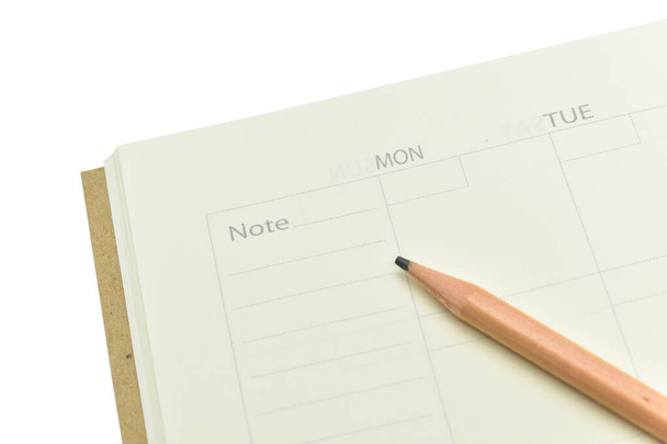 imagem vista superior do notebook planejador aberto com lápis de madeira romba isolado no fundo branco - Foto, Imagem