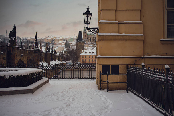 luminen lyhty katuvaloista ja hämärtynyt tausta talvella kaupungin keskustassa päivän aikana 2021 - Valokuva, kuva