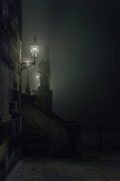 Podświetlana lampa we mgle na moście Karola, Praga nocą, odlewana - Zdjęcie, obraz