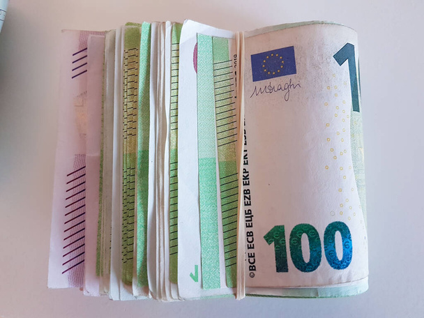 Τραπεζογραμμάτια ευρώ 100 που έχουν απομονωθεί σε ένα χρέος δανείου τύπου "backgrond" σε λευκή τράπεζα - Φωτογραφία, εικόνα