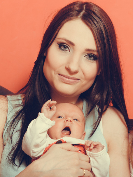 мати тримає новонароджену дитину
 - Фото, зображення