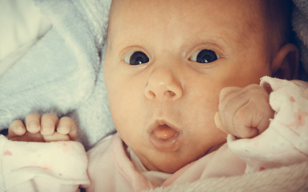 Маленька новонароджена дівчинка бреше
 - Фото, зображення