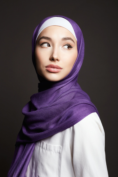 メイクアップと美しいイスラム教徒の若い女性。ヒジャーブの美少女。ファッションオリエンタルスタイルモデル。アジア人 - 写真・画像