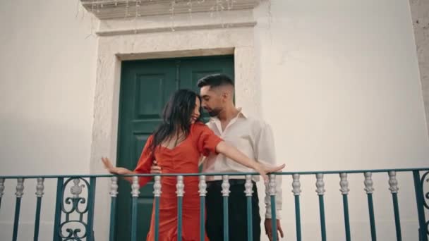 セクシーなストリートダンサーが魅惑的に手すり都市の建物の近くに移動します。エレガントな髭を生やした男と屋外で踊る赤いドレスの熱い美しい女性。情熱的なカップルパフォーマンス官能的なラテンアメリカのダンス - 映像、動画