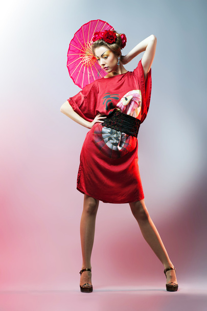 Mode asiatique femme portant kimono rouge japonais traditionnel avec parapluie, plan studio. Recherches
 - Photo, image