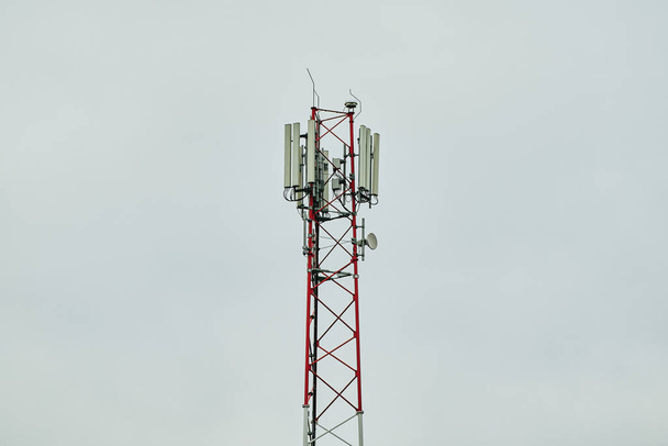 Un telefono cellulare LTE e 5g torre con uno sfondo cielo - Foto, immagini