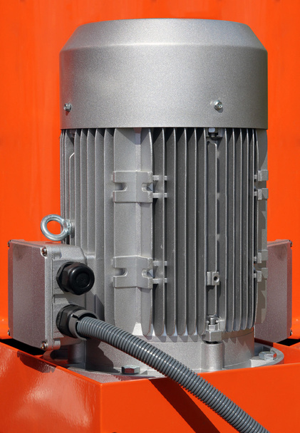 Красные мощные электродвигатели для современного промышленного оборудования
 - Фото, изображение