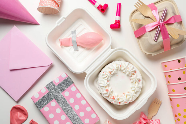 Concept van felicitatie en viering met Bento cake in doos - Foto, afbeelding