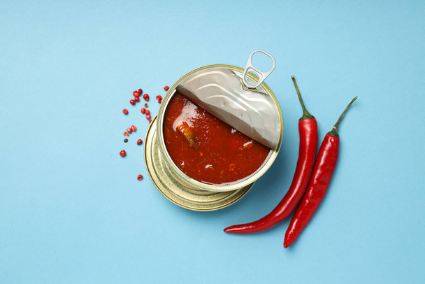 Konzervované potraviny v prázdných kovových nádobách, koncepce konzervovaných potravin - Fotografie, Obrázek