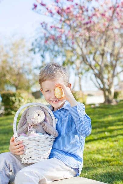 niño en el tiempo de Pascua
 - Foto, imagen