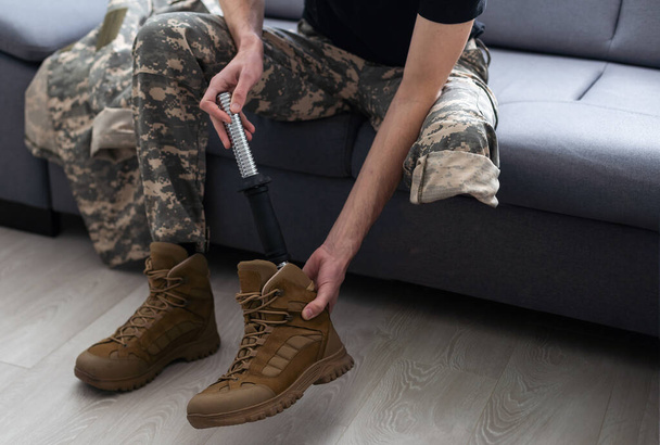 Искусственная протезная нога солдата. Ветеран войны. - Фото, изображение