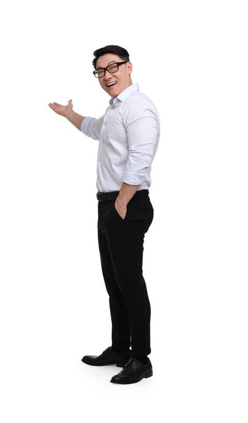 Homme d'affaires en vêtements formels posant sur fond blanc - Photo, image
