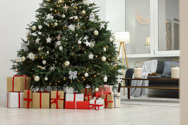 Beautiful Christmas tree and gift boxes in living room. Interior design - Foto, imagen