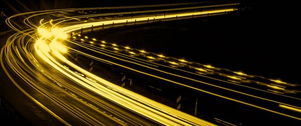 linhas douradas de luzes do carro no fundo preto - Foto, Imagem