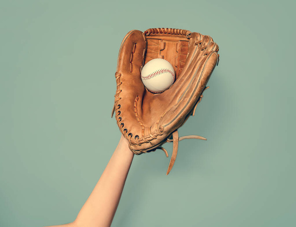 Шкіряна бейсбольна рукавичка зловила бейсбол для гри
 - Фото, зображення