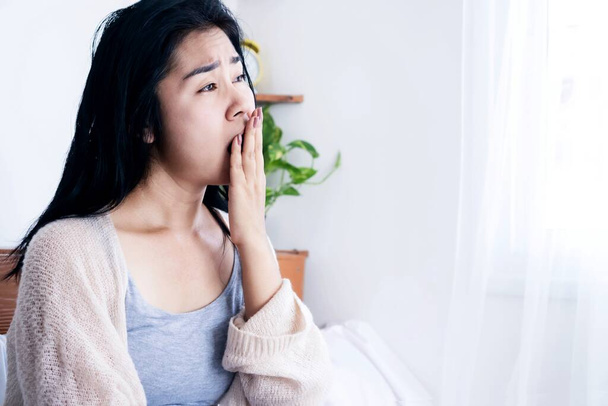 unavený asijské žena zívání po probuzení v posteli pocit ospalosti v dopoledních hodinách, bezesné nebo nespavost koncept - Fotografie, Obrázek