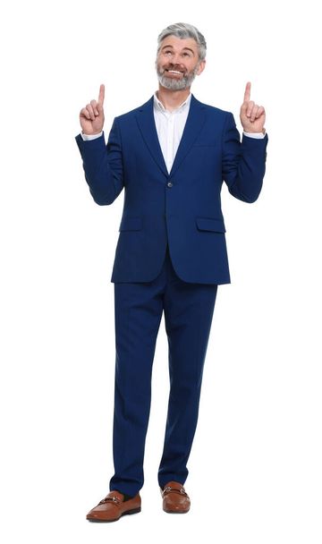 Homme d'affaires mature en vêtements élégants posant sur fond blanc - Photo, image