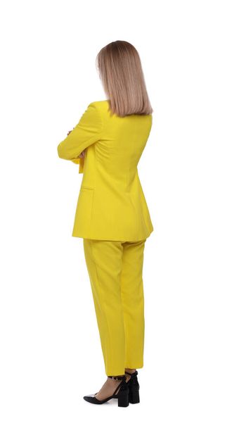 Mujer de negocios en traje de pie sobre fondo blanco, vista trasera - Foto, imagen