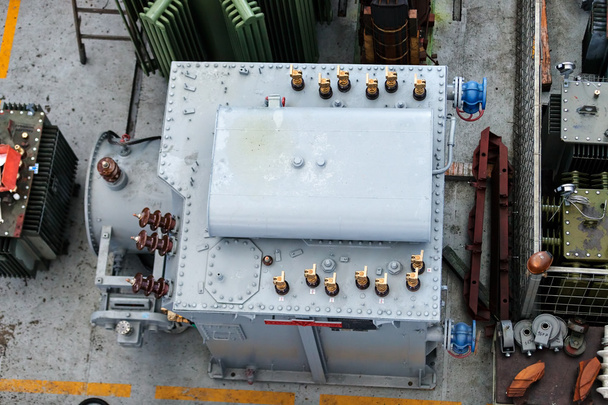 високовольтний трансформатор
 - Фото, зображення