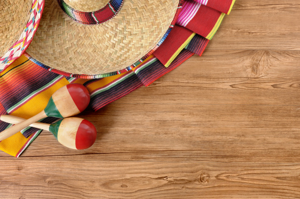 mexikanische Sombreros und Decken auf Kiefernholzboden - Foto, Bild