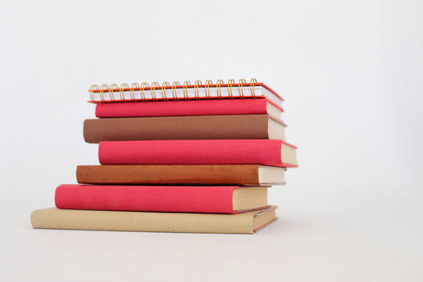 стопка разных книг на деревянном столе - Фото, изображение