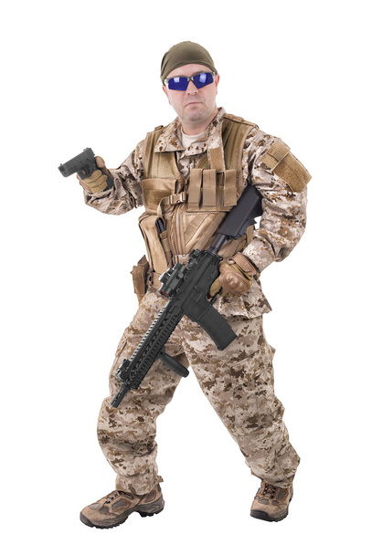 Soldado en uniforme, listo para luchar
 - Foto, imagen