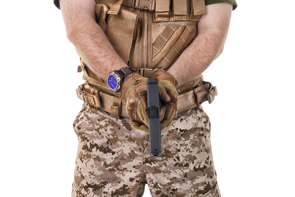 στρατιώτης άνθρωπος που κρατά το όπλο του. - Φωτογραφία, εικόνα
