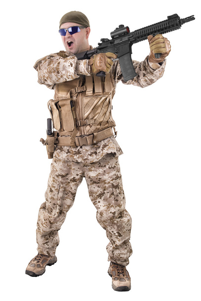 Солдат в форме, готовый к бою
 - Фото, изображение