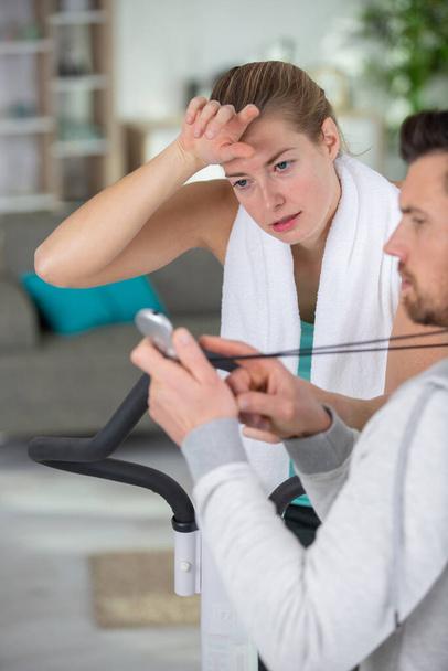 male coach showing results to woman in the gym - Fotoğraf, Görsel