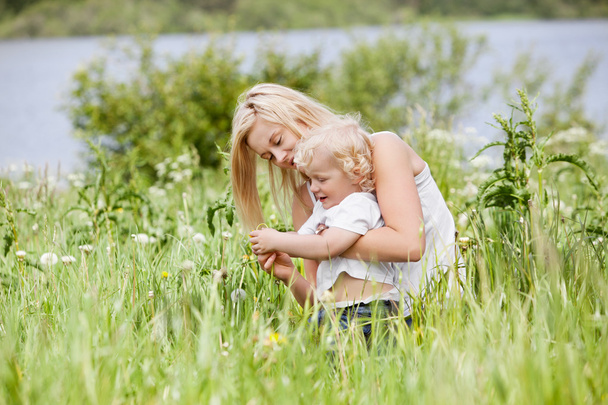 Mother and child in grass - Foto, Imagem