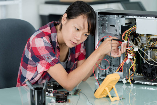 young female pc technician in class - Foto, afbeelding